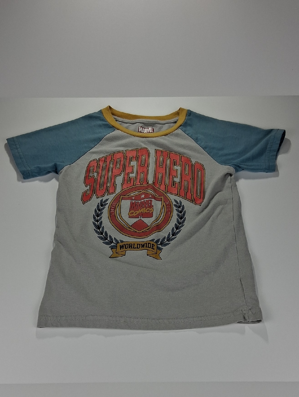 Boys Marvel Super Hero Raglan Tee Shirt Size 6/7 In Light Gray & Blue